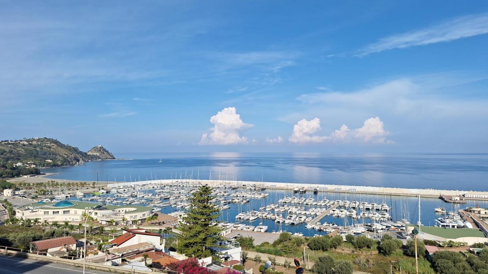 Magico Appartamenti Scafa - Marina Capo dʼOrlando Екстериор снимка